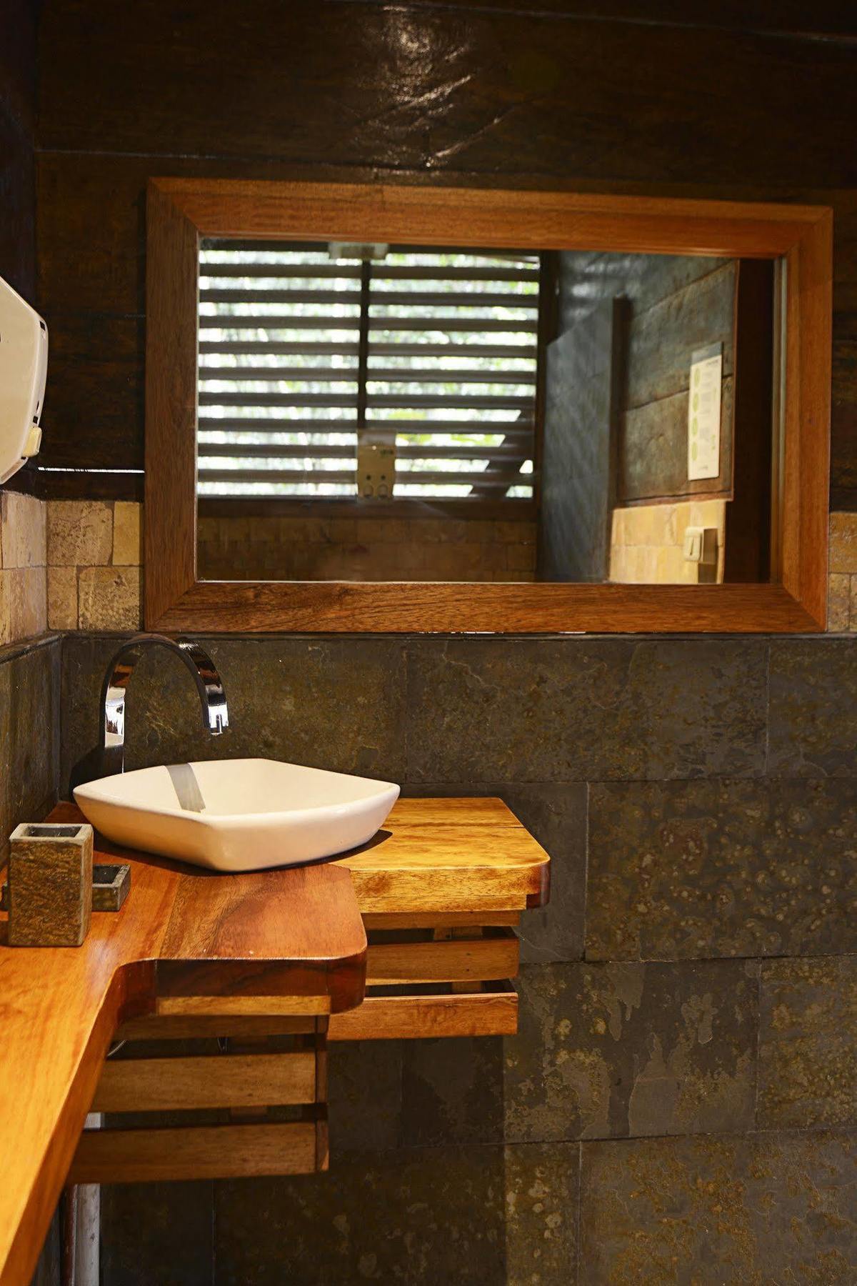 Jamu Lodge Puerto Montufar Zewnętrze zdjęcie